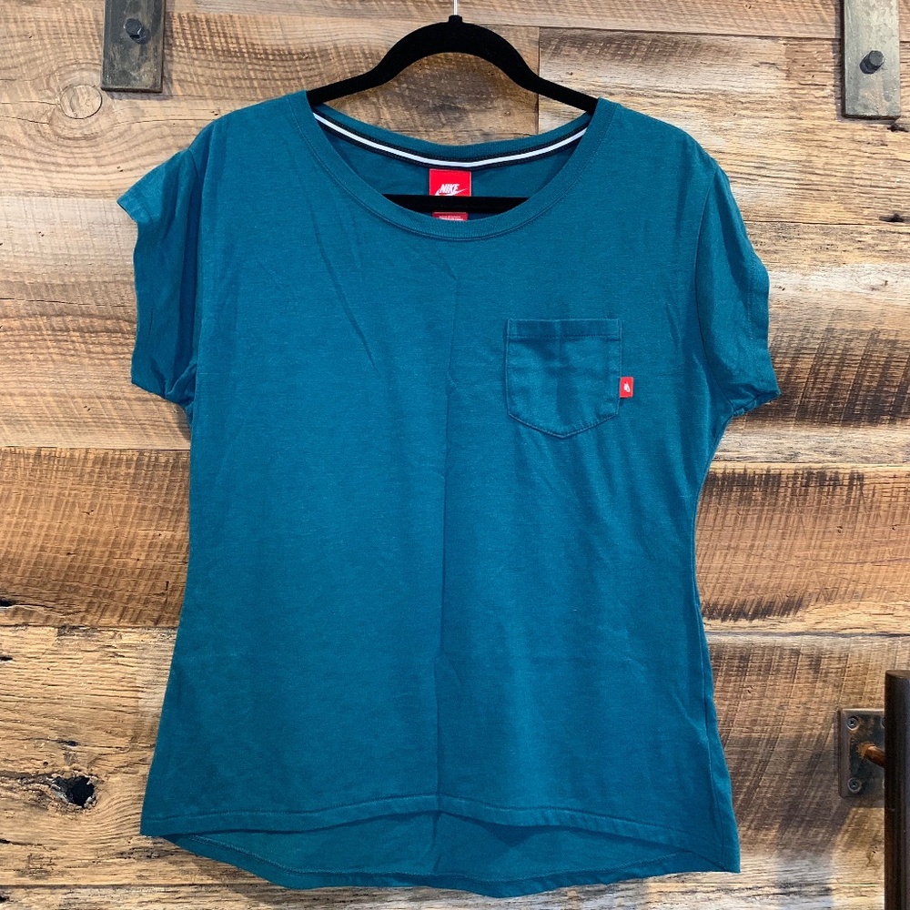EUC - Nike - Sport Casual Tee w/ Pocket - Teal - M